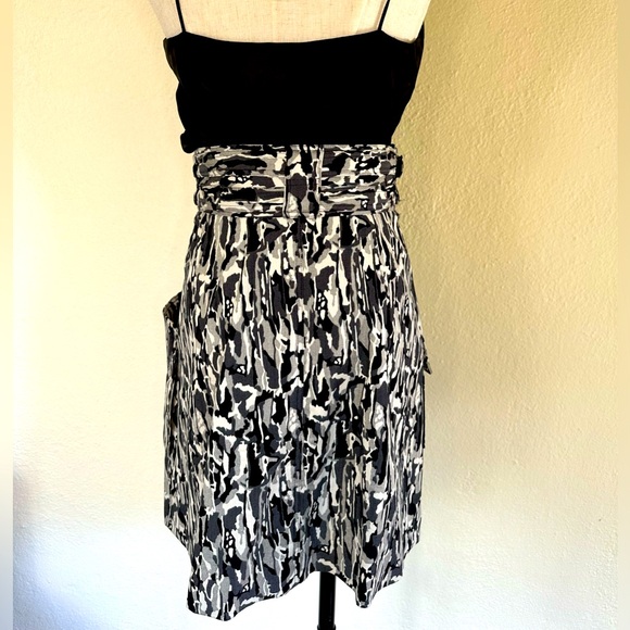 Fantastic graphic print black grey white skirt with self belt by Annelore NY. - Picture 3 of 7
